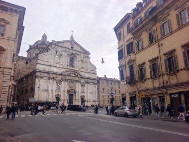 Roma, İtalya - Dic, 08, 2023. Roma 'nın merkezindeki caddelerde turistler. Bulutlu bir günde şehirdeki tarihi mimariyi ve yaşam tarzını görebilirsiniz.