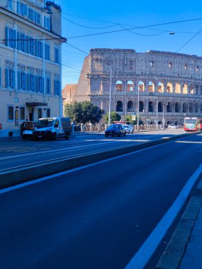 Roma, İtalya - Dic, 09, 2023. Roma 'nın merkezindeki caddelerde turistler. Bulutlu bir günde şehirdeki tarihi mimariyi ve yaşam tarzını görebilirsiniz.