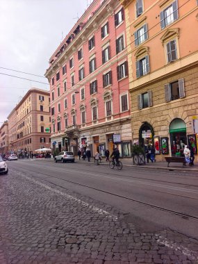 Roma, İtalya - Dic, 11 2023. Roma 'nın merkezindeki caddelerde turistler. Bulutlu bir günde şehirdeki tarihi mimariyi ve yaşam tarzını görebilirsiniz.