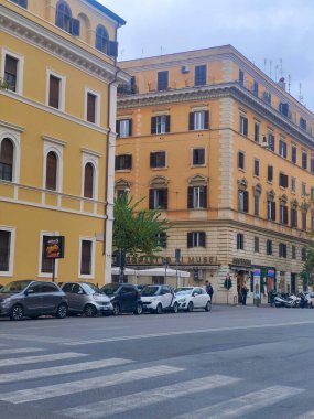 Roma, İtalya - Dic, 11 2023. Roma 'nın merkezindeki caddelerde turistler. Bulutlu bir günde şehirdeki tarihi mimariyi ve yaşam tarzını görebilirsiniz.