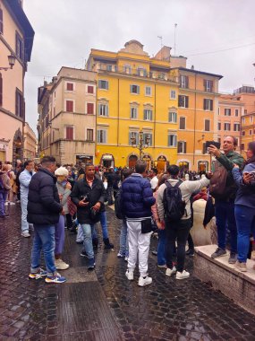 Roma, İtalya - Dic, 11 2023. Roma 'nın merkezindeki caddelerde turistler. Bulutlu bir günde şehirdeki tarihi mimariyi ve yaşam tarzını görebilirsiniz.