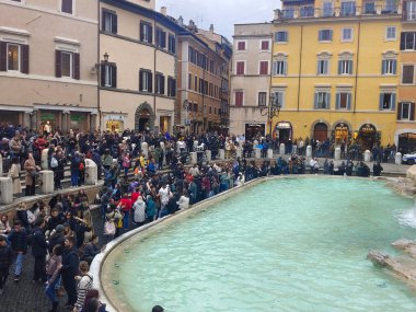 Roma, İtalya Dic, 10, 2023. Roma 'nın merkezindeki Trevi Çeşmesi' nde turistler. Bulutlu bir günde şehirdeki tarihi mimariyi ve yaşam tarzını görebilirsiniz.