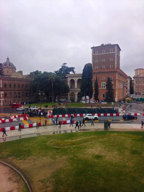 Roma, İtalya Dic, 10, 2023. Roma 'nın merkezindeki caddelerde turistler. Bulutlu bir günde şehirdeki tarihi mimariyi ve yaşam tarzını görebilirsiniz.