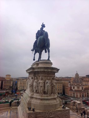 Roma, İtalya Dic, 10, 2023. Roma 'nın merkezinde turistler var. Bulutlu bir günde şehirdeki tarihi mimariyi ve yaşam tarzını görebilirsiniz..