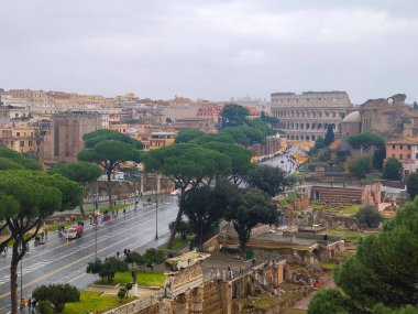 Roma, İtalya Dic, 10, 2023. Roma 'nın merkezinde turistler var. Bulutlu bir günde şehirdeki tarihi mimariyi ve yaşam tarzını görebilirsiniz..