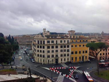 Roma, İtalya Dic, 10, 2023. Roma 'nın merkezinde turistler var. Bulutlu bir günde şehirdeki tarihi mimariyi ve yaşam tarzını görebilirsiniz..