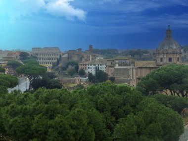 Roma 'da bulutlu bir günde antik bir bina