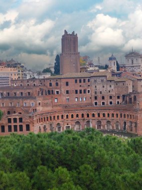 Roma 'da bulutlu bir günde antik bir bina