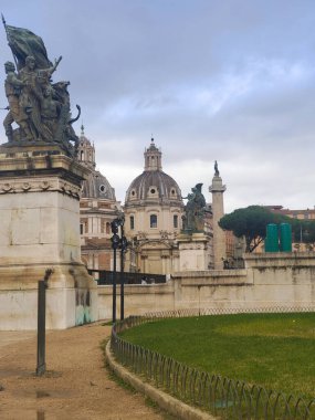 Roma 'da bulutlu bir günde antik bir bina