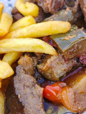 Tabakta servis edilen patates cipsli et.