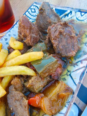 Tabakta servis edilen patates cipsli et.