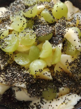 Tabakta servis edilen üzüm ve muz tatlısı.