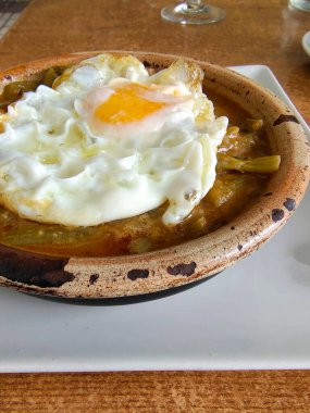 Kavanozda kızarmış yumurta.