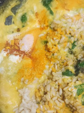 Tabakta servis edilen yumurta ve brokoli ile pilav.