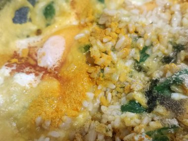 Tabakta servis edilen yumurta ve brokoli ile pilav.