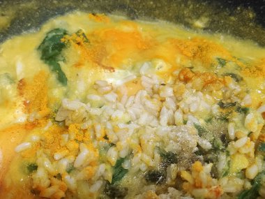 Tabakta servis edilen yumurta ve brokoli ile pilav.