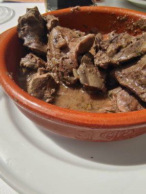 Bir tabakta servis edilen et.