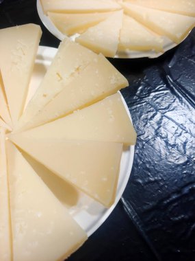 Tabakta servis edilen peynir dilimleri.