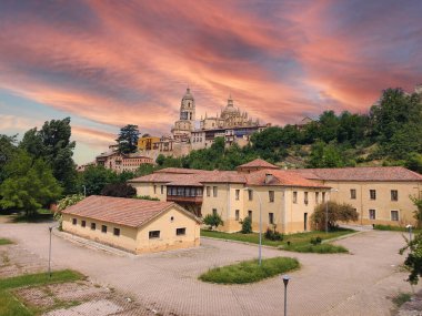 İspanya 'nın orta kesimindeki Segovia' da sokak ve evler