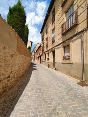 İspanya 'nın orta kesimindeki Segovia' da sokak ve evler