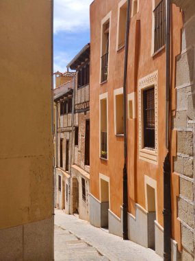 İspanya 'nın orta kesimindeki Segovia' da sokak ve evler