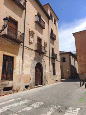 İspanya 'nın orta kesimindeki Segovia' da sokak ve evler