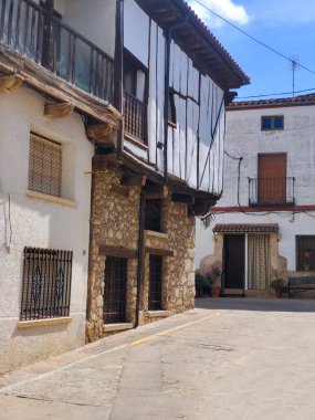 Güneşli bir günde sokakta çiçekli İspanyol köyü