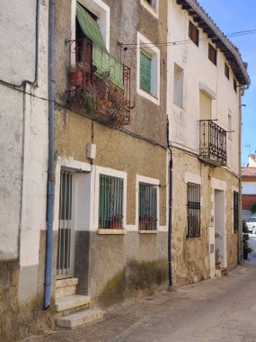 Güneşli bir günde sokakta çiçekli İspanyol köyü