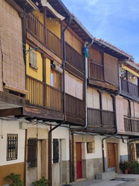 Güneşli bir günde ön cephede ahşap balkon