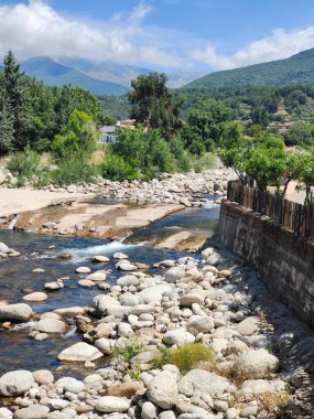 İspanya 'nın güneyinde, doğada taş köprü