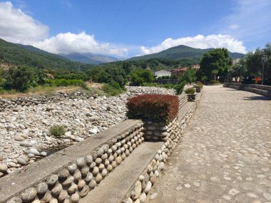 İspanya 'nın güneyinde güneşli bir günde nehir