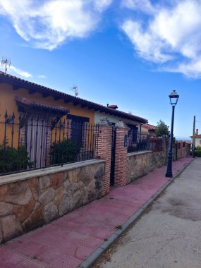 Bulutlu bir günde İspanya 'nın merkezinde, doğadaki evler