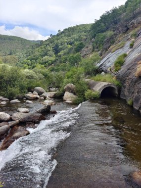 İspanya 'nın merkezinde güneşli bir günde dağlarda nehir