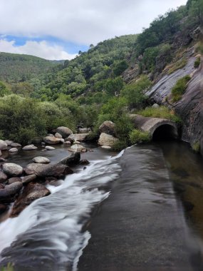 İspanya 'nın merkezinde güneşli bir günde dağlarda nehir