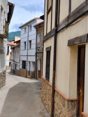 İspanya 'nın merkezinde ön cephede ahşap pencere