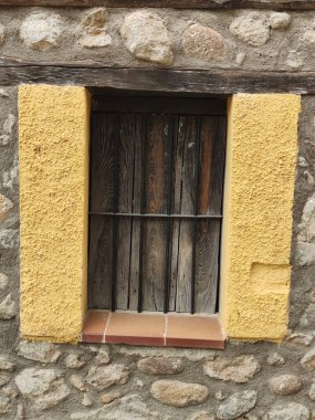 İspanya 'nın merkezinde ön cephede ahşap pencere