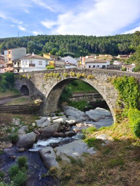 İspanya 'nın güneyinde güneşli bir günde nehir