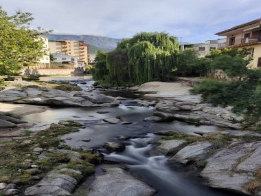 İspanya 'nın güneyinde güneşli bir günde nehir