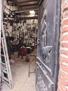 Çeşitli nesnelerle metal atölyesi