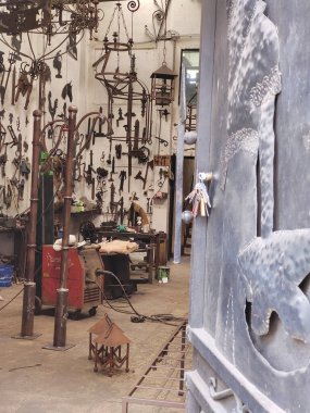 Çeşitli nesnelerle metal atölyesi