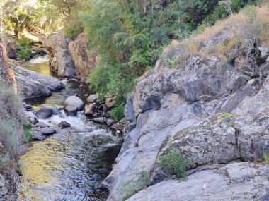 İspanya 'nın güneyinde güneşli bir günde nehir