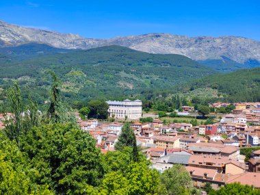 Güneşli bir günde İspanya 'nın merkezindeki dağlarda bir köy