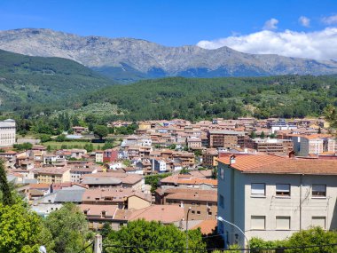 Güneşli bir günde İspanya 'nın merkezindeki dağlarda bir köy