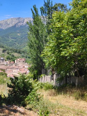 Güneşli bir günde İspanya 'nın merkezindeki dağlarda bir köy