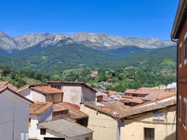 Güneşli bir günde İspanya 'nın merkezindeki dağlarda bir köy