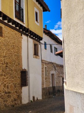 Güneşli bir günde İspanya 'nın merkezindeki köy caddesi