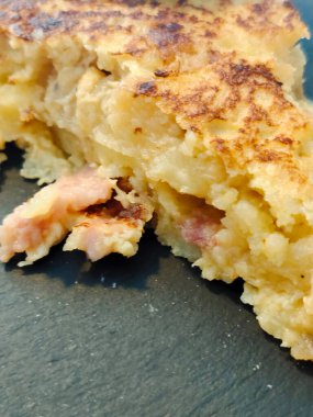 Tabakta servis edilen İspanyol omleti.