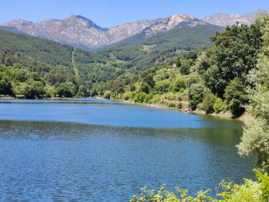 Güneşli bir günde İspanya 'nın merkezinde göl