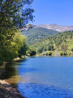 Güneşli bir günde İspanya 'nın merkezinde göl