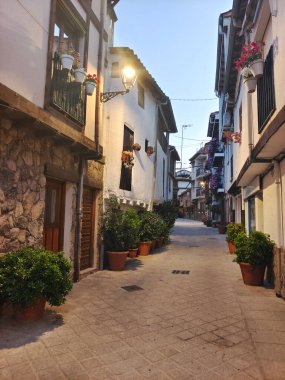 Güneşli bir günde İspanya 'nın merkezindeki köy caddesi